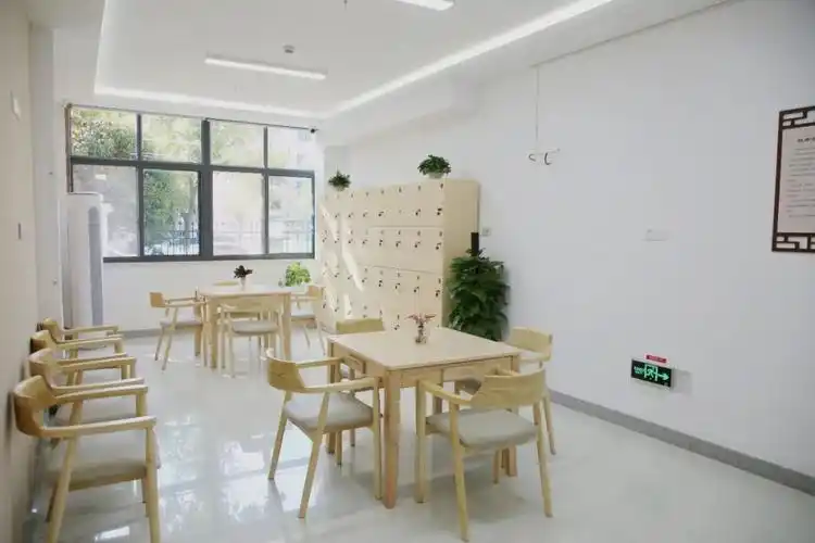 一楼设有接待区,老年人就餐区,休闲活动区,阅读区,棋牌室等,二楼是