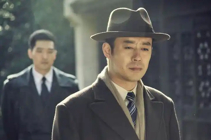 为了不让别人小看自己,他就又编了四五部参演作品,"伪造"了一份简历.