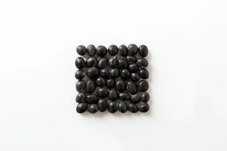 京都黑豆茶,一粒粒的纯黑豆烘炒后泡水喝,是京都人的传统喝法