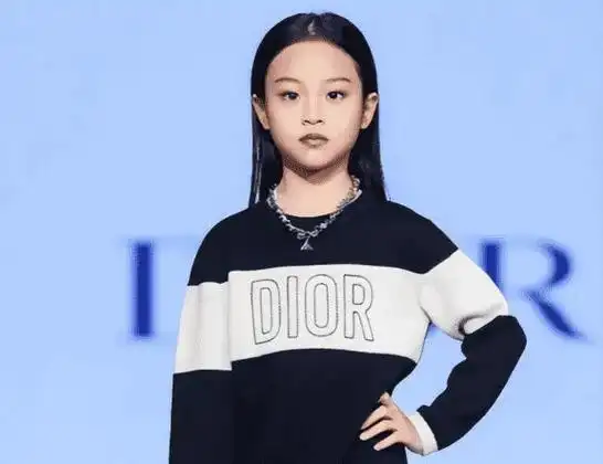 汪峰18岁女儿小苹果美照颜值逆天令人羡慕颜值不输章子怡