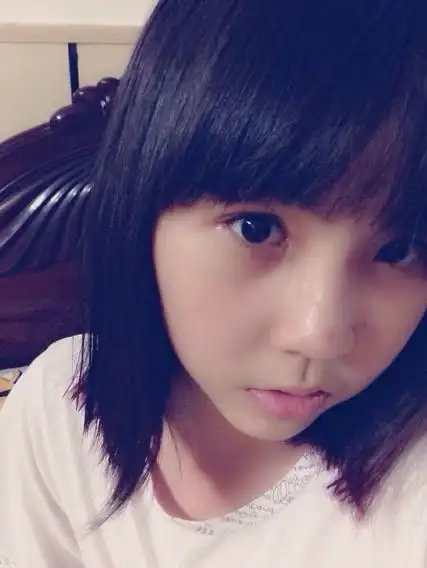 我是初一的女学生,大眼睛,尖下巴,高鼻子,廋脸,皮肤有点黑,高廋,我