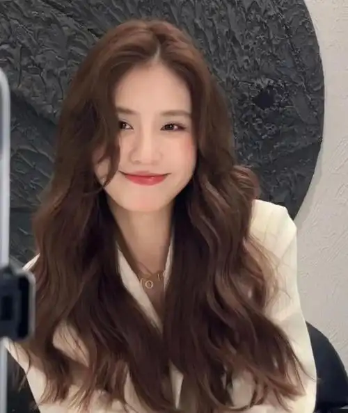 今秋最好看的发型:直发清爽减龄,卷发气质优雅,你喜欢哪款