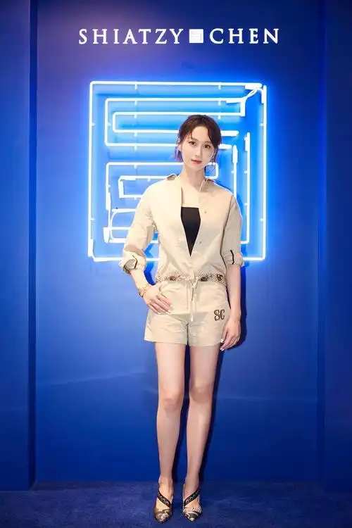 电视剧中,练练的形象都是蛮好看的,大方端庄,又可