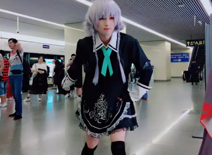 16岁高中生"男扮女装",用化妆以假乱真,男生表示:心动的感觉