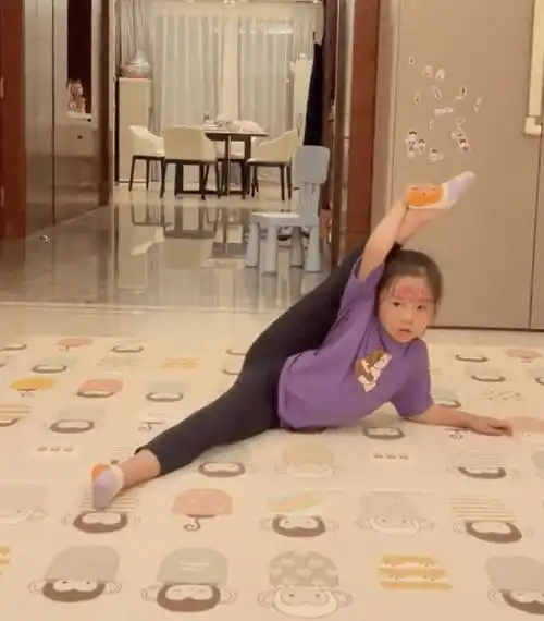 单手掰腿秀一字马,客厅角落高级玩具抢镜_舞蹈_小宝宝_年纪