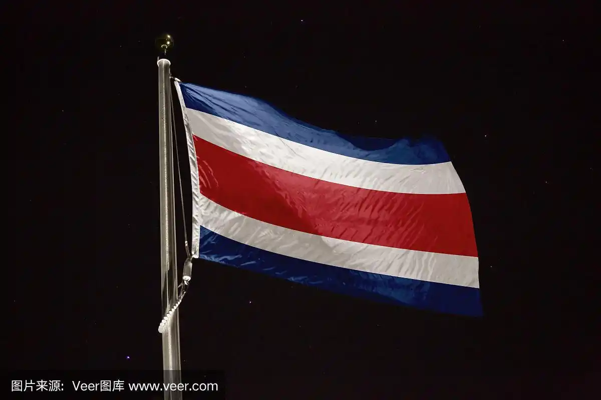 哥斯达黎加的国旗在夜晚的风中飘扬