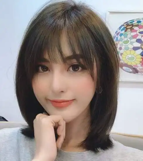 披肩的短发微微弯起的小弧度很好看,整体由上到下很有层次感,头顶的