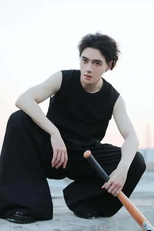 方逸伦手臂青筋