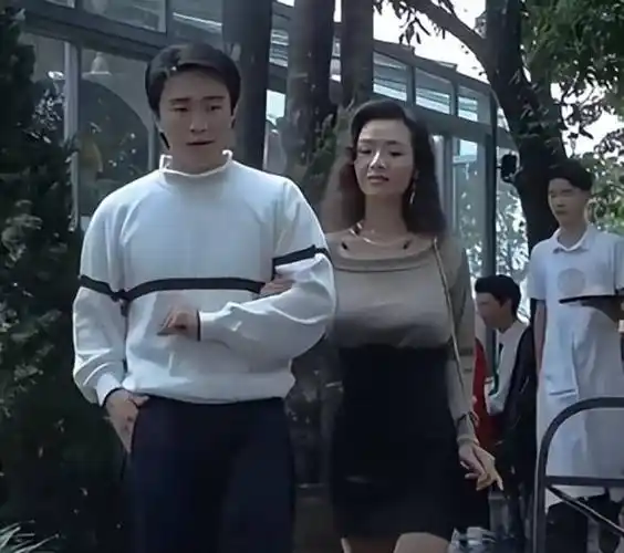 她凭借着努力,最终参演了 1991 年 10 月由周星驰主演的电影《情圣》.
