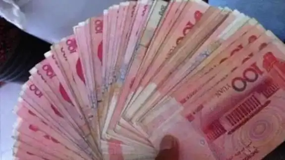 月薪一万给家里寄六千生活费父亲嫌不够用回家看看我火冒三丈