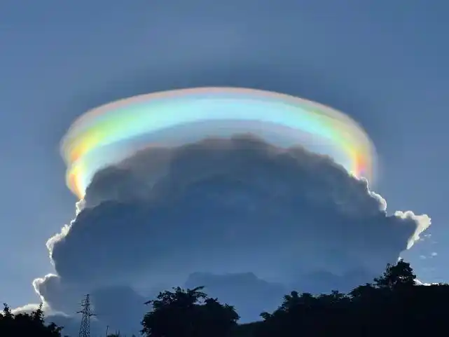 云南省普洱市孟连县现惊艳七彩祥云荣获中国国家地理频道赞誉