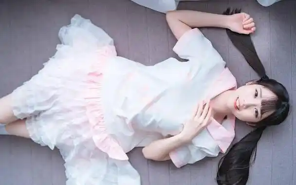 错用兄弟手机给妻子发信息,收到妻子回复,他要回家不