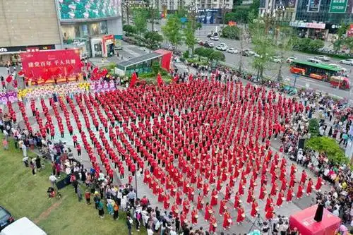 南充顺庆千人齐跳广场舞庆祝建党100周年