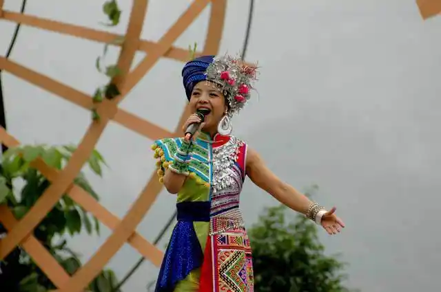 「通讯」陈涓:男生女生都是她,看一个草根业余歌手如何唱响世界_妈妈