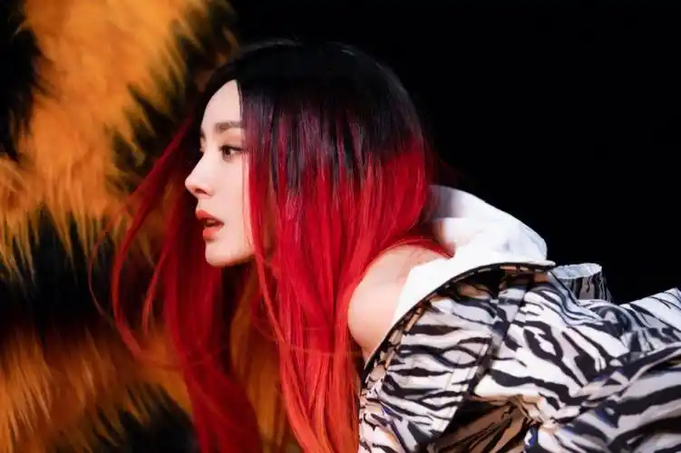 杨幂工作室杂志花絮图