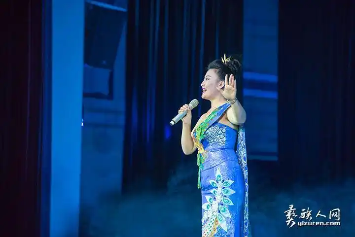 张兆艳演唱《月光下的凤尾竹》朱超表演彝族舞蹈《跳菜情》自然元素