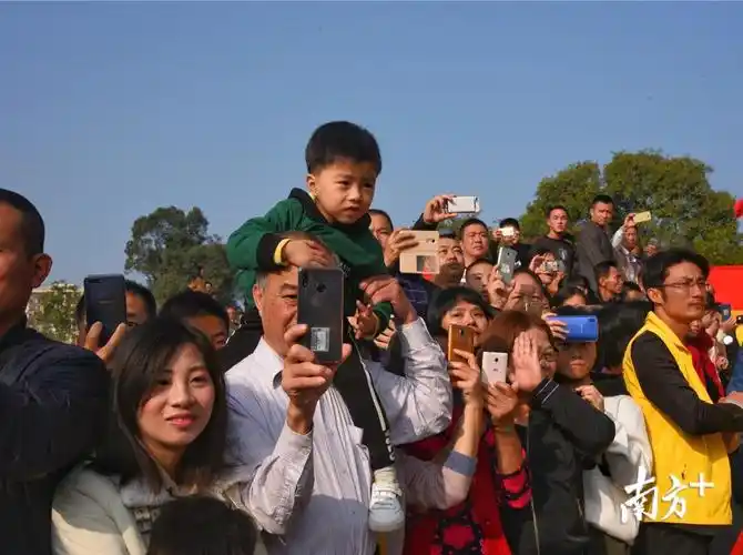 现场围观的市民群众.陈基跃 摄