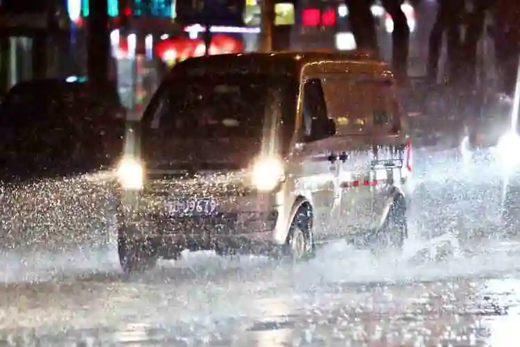 行人冒雨赶路实拍暴雨中的夜青岛