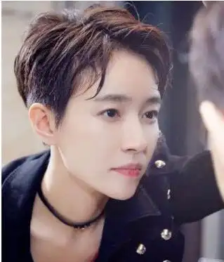 女生帅气露耳短发发型