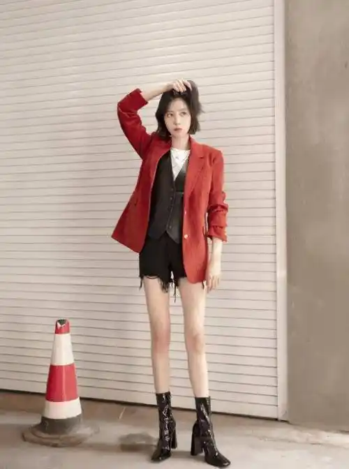 李溪芮的"绿茶坐姿"火了,看看她双腿怎么放的,贼显腿长_look_时尚