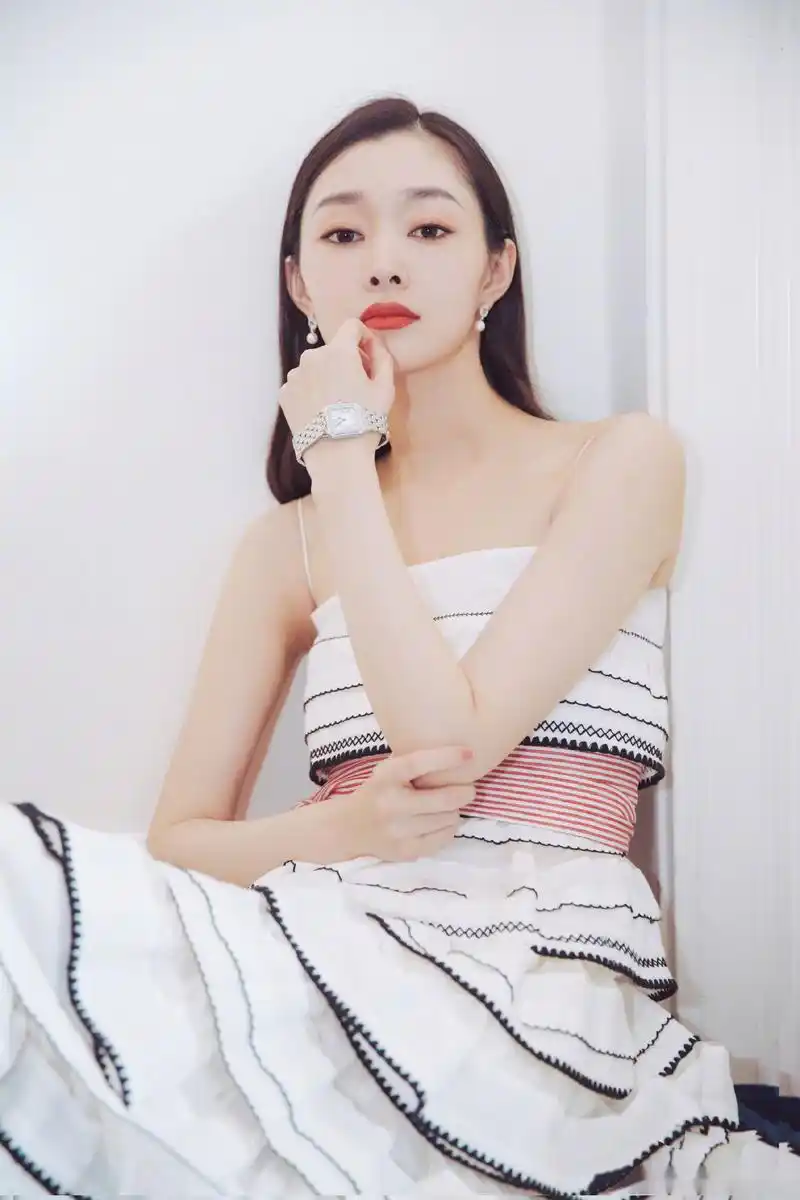 《创业时代》宋轶着一袭黑白相间的百褶长裙雅致动人,腰间红白条纹