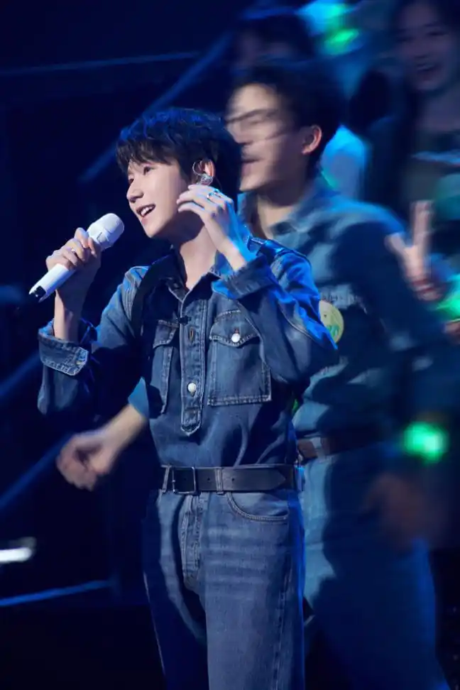 王源录制《我想和你唱》 第四季收官夜舞台惊艳全场