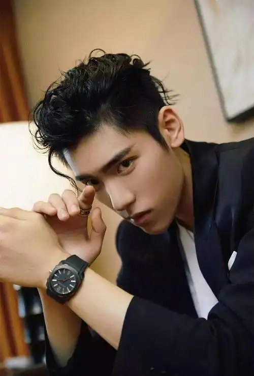 星时尚榜单 | 男明星的"背头杀"李现刘宇宁周震南 谁的大佬气质最入心