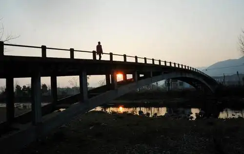 你站在桥上看风景,看风景的人用镜头看你.