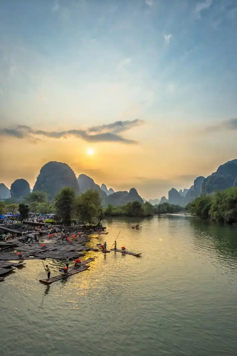阳朔遇龙河,竹筏漂流,感受广西山水画中游.1.遇龙河和十里画 - 抖音