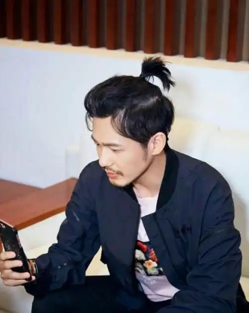 扎辫子可从来不仅仅是女性的权利,时至今日很多男性也会扎小辫,或帅气