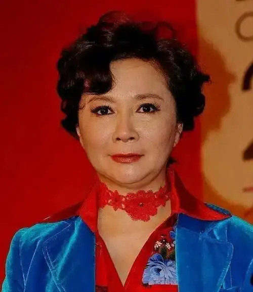 蔡明63岁近照曝光,皮肤状态引关注,网友呼吁尊重自然老去