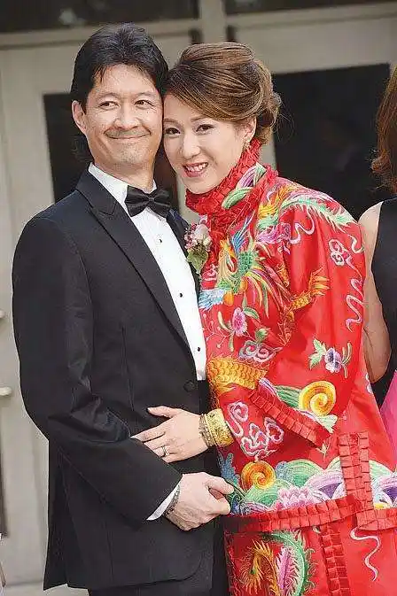 钟嘉欣二胎产子,曾因前男友一整年没剧播,如今与老公儿女双全