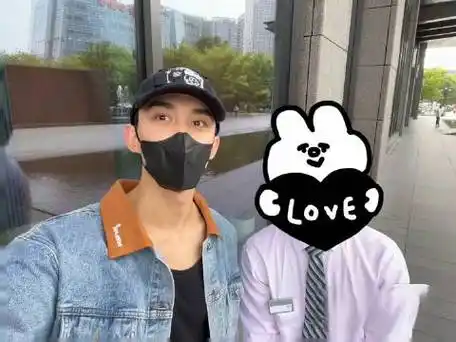 网友偶遇吴磊合影##吴磊举手机和网友合影