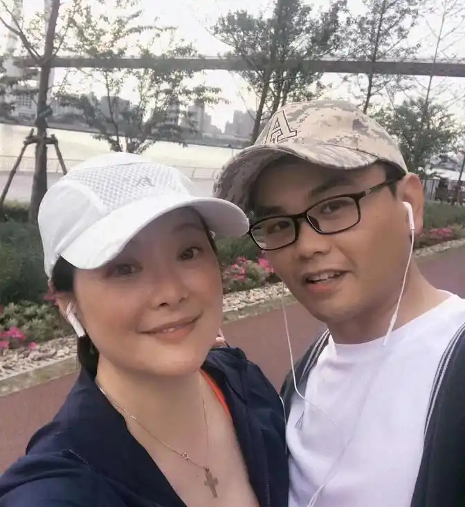 袁立老公梁太平是谁发微博疑似怀孕儿子取名摩西