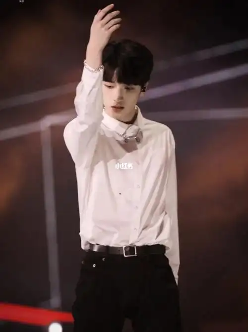 严浩翔体重126#严浩翔的黄金身材180cm左右的身高才126的体重,讣