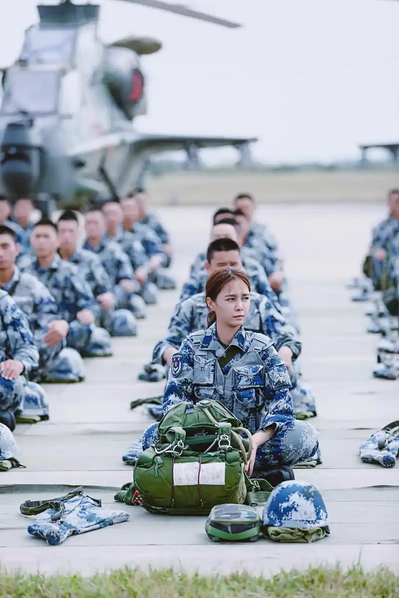 女明星军人坐姿:佟丽娅优雅,杨幂超可爱,最后一位最标准!