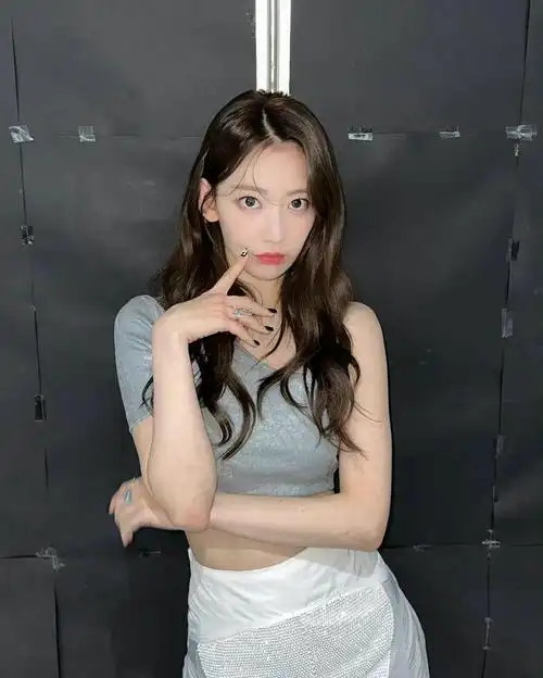 宫胁咲良 の 自拍 /图源见logo 676767侵删