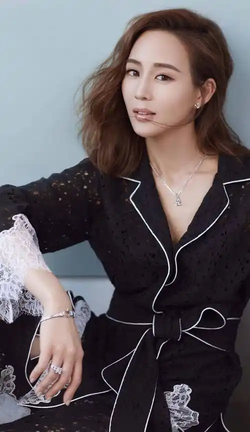 张钧甯出生于书香门第,父亲张志铭是法学博士,台大学社会学系及国家