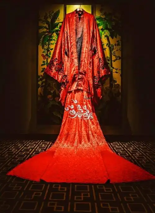 (结合结局章末的桔梗花,主角也可能是陷入了更虚幻的梦境,和嫁衣女鬼