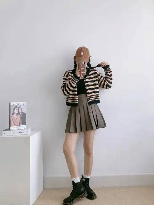 马丁靴配百褶裙收货小可爱一枚