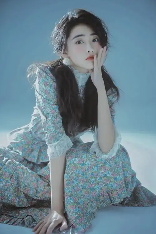梁洁着复古文艺碎花裙演绎梦幻甜系女孩
