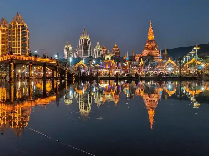 西双版纳告庄夜景