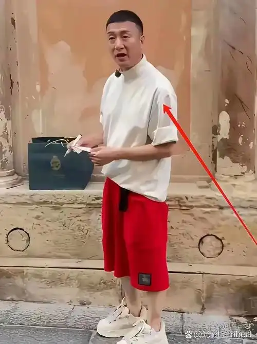 近日,54岁孙红雷在西班牙的近照曝光,一条亮眼的红裤子格外吸睛,不同