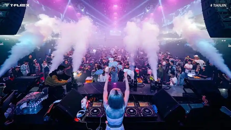 蹦迪聚会应酬看向我了