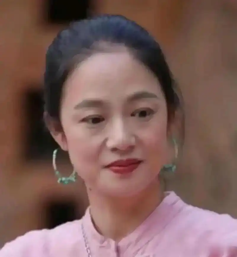 周韵是天生的熟女气质,也可以说御姐吧.