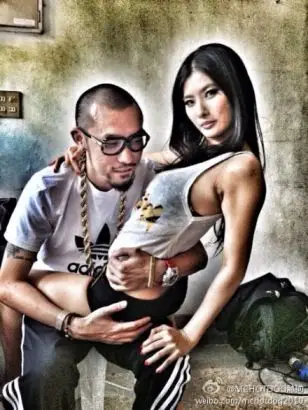 mc热狗拍惊悚片杀丧尸 把正妹玩4p床戏