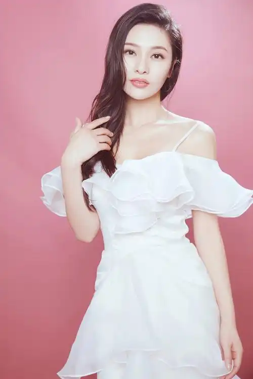 郑清文曝"黑白双面" 游走于清纯与妩媚间