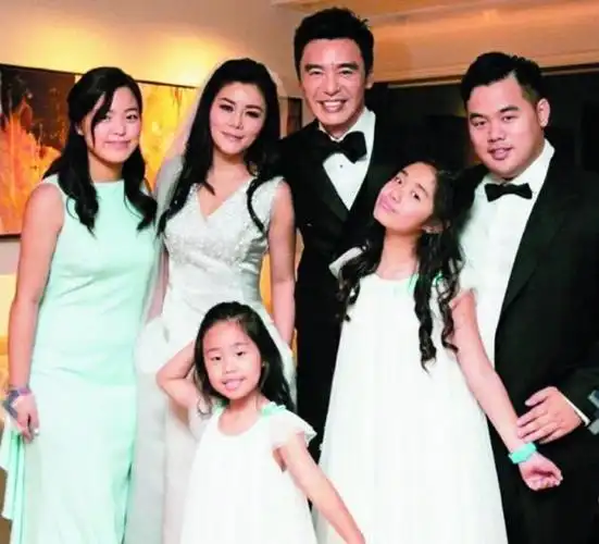 钟镇涛一家合照