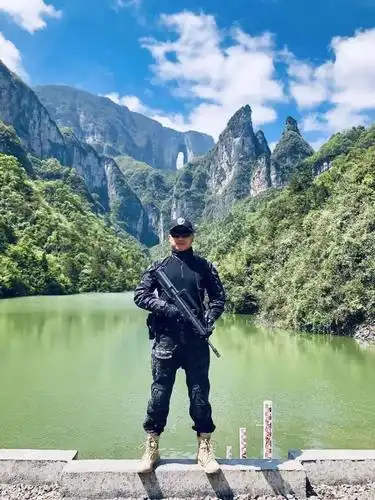 「向警旗敬礼」中国人民警察警旗授旗仪式在张家界公安全警引发强烈