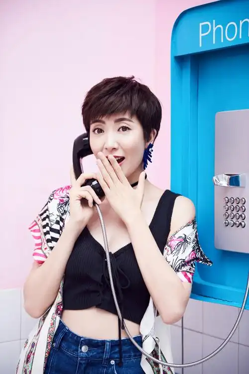 主持人紫檀夏末时尚街拍深v黑色吊带撩人